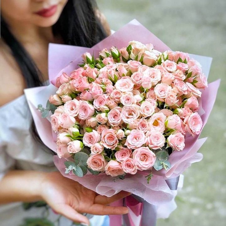 Кустовые розы с эвкалиптом в Оренбурге