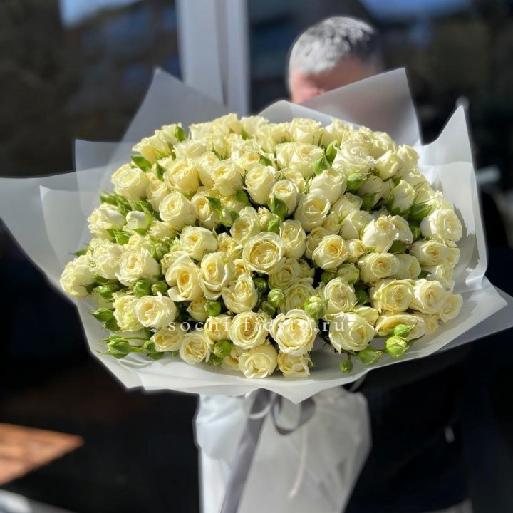 Белые кустовые розы 31 шт в Оренбурге