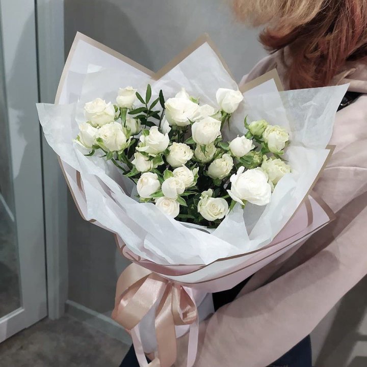 Белоснежные кустовые розы в Оренбурге