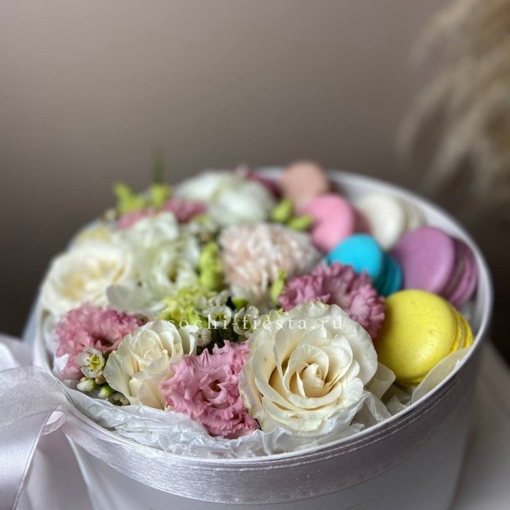 Цветы в цилиндре с макаронс "Прованс" в Оренбурге