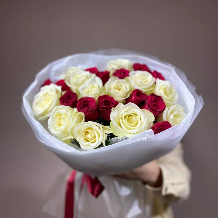 Букет их красных и белых 25 роз в Оренбурге