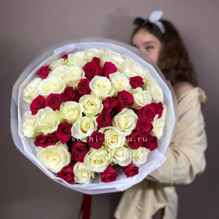 Микс из 55 роз в Оренбурге