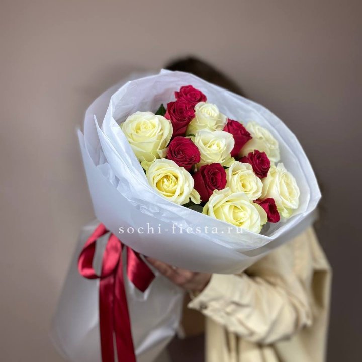 Букет из красных белых 15 роз в Оренбурге