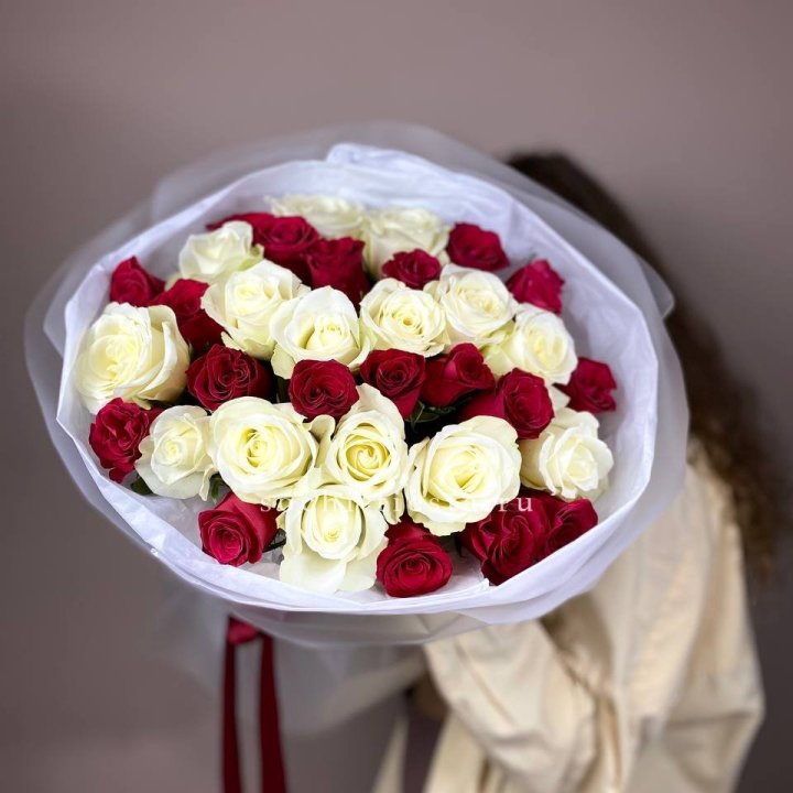 Букет из красных белых 35 роз в Оренбурге