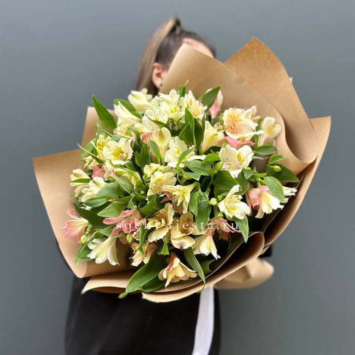 Букет альстромерий в крафте в Оренбурге