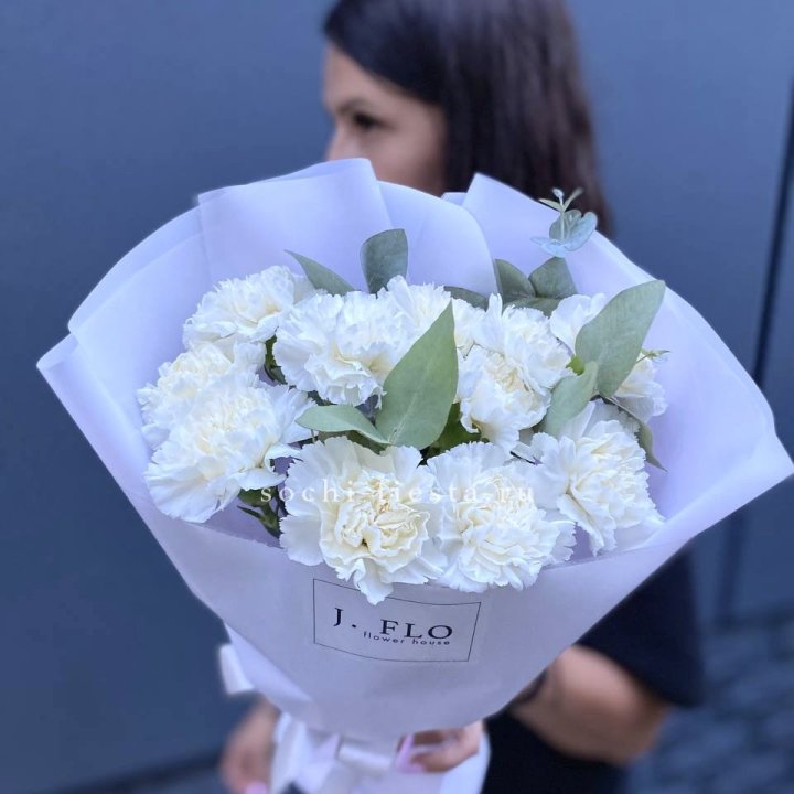 Букет белых диантусов с эвкалиптом в Оренбурге