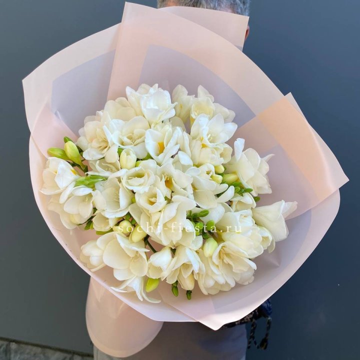 Букет белых фрезий  в Оренбурге