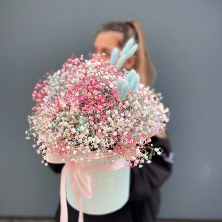 9 Радужных гипсофилы в шляпной коробке в Оренбурге