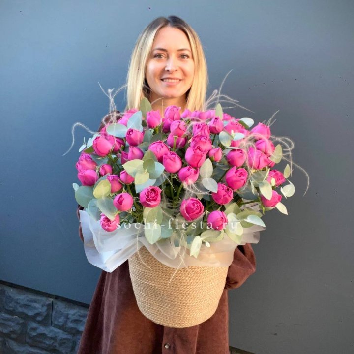 Пионовидные розы  в джутовом кашпо  в Оренбурге