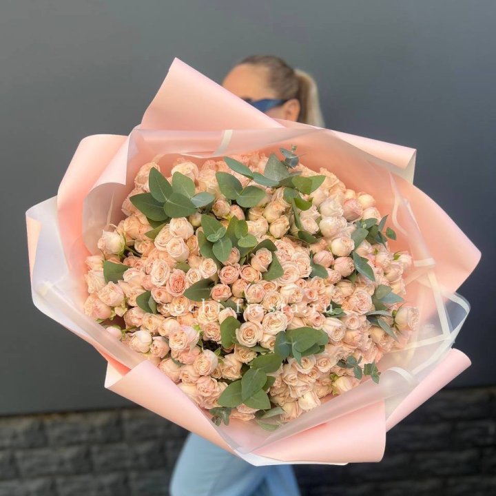 101 кустовая роза с эвкалиптом в Оренбурге