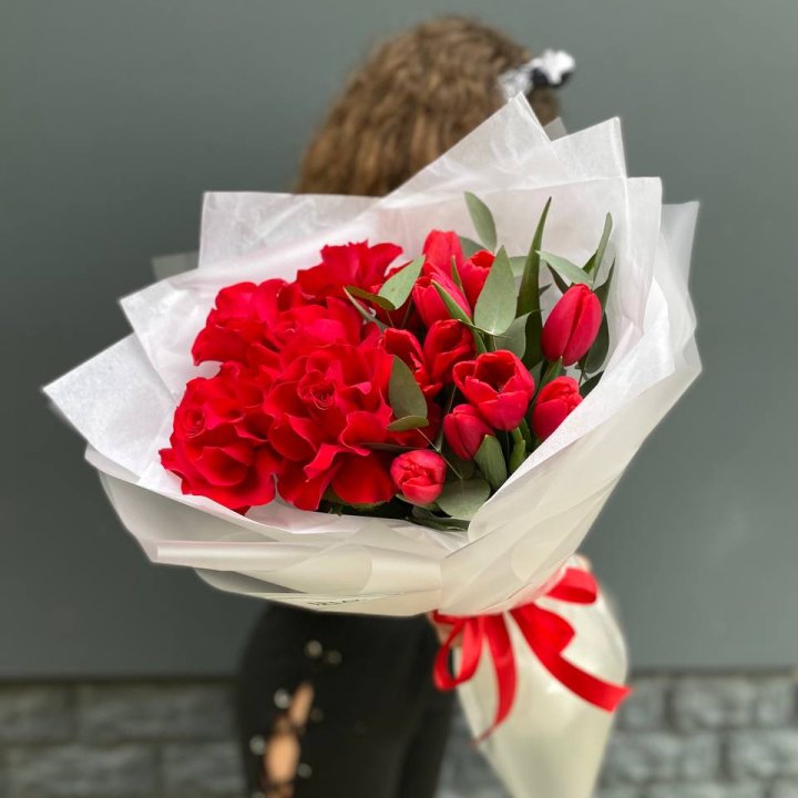 Дуо тюльпаны и розы в Оренбурге