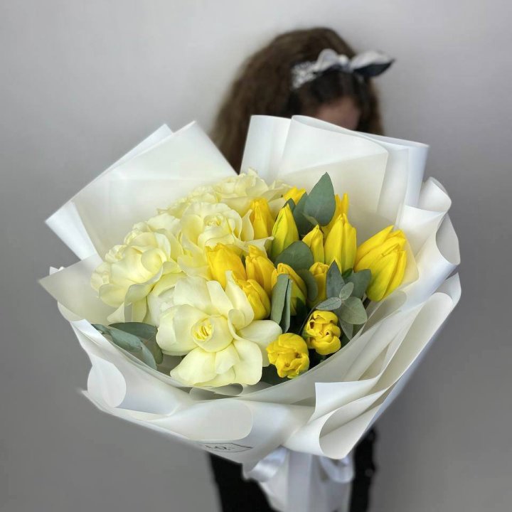 Дуо жёлтые тюльпаны и розы в Оренбурге
