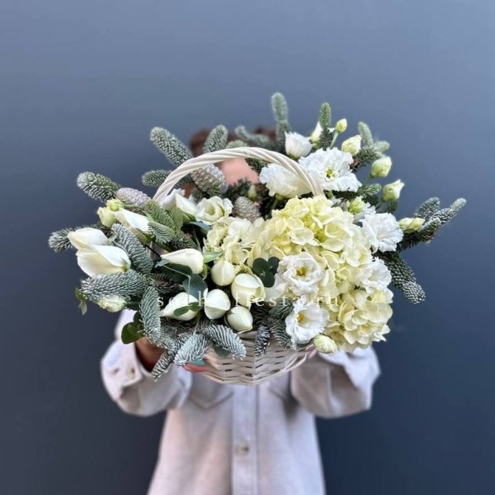 Новогодняя корзина с цветами в Оренбурге