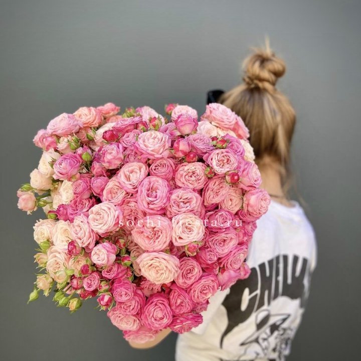 Охапка кустовых роз бомбастик пинк в Оренбурге