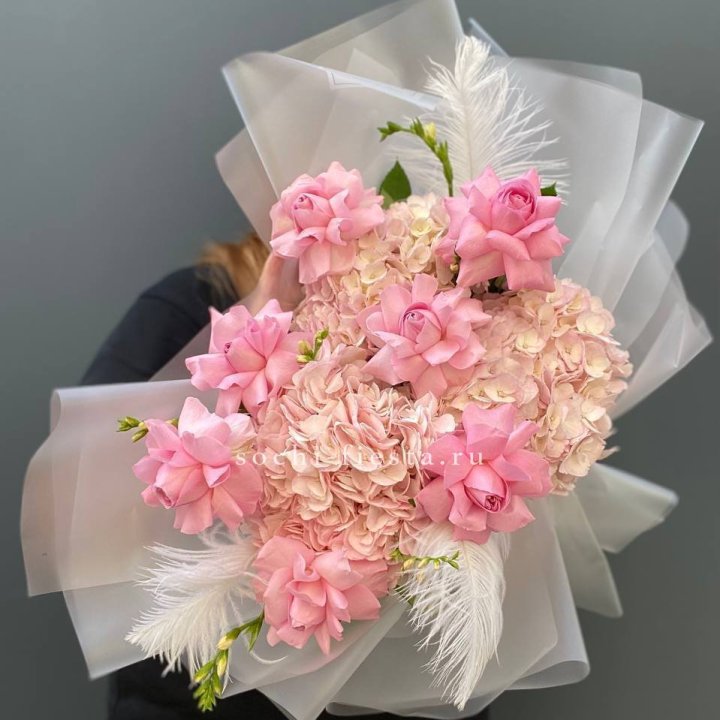 Букет  из гортензий и розовых роз в Оренбурге