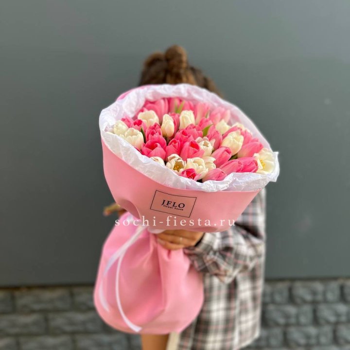 51 бело-розовый тюльпан в Оренбурге