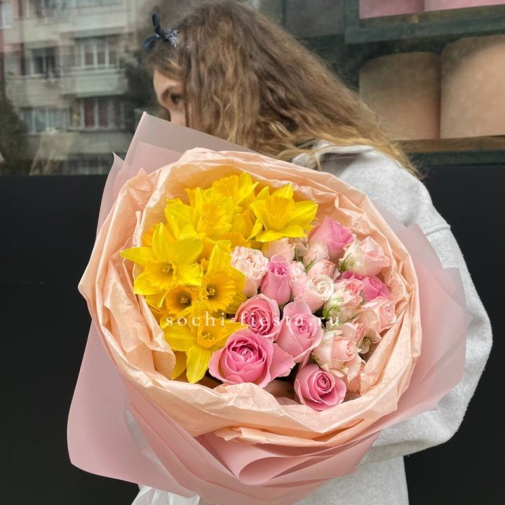 Букет роз и нарциссов в Оренбурге