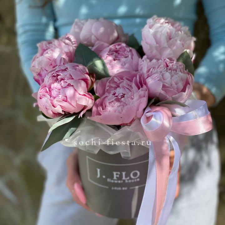 Цилиндр пионов с эвкалиптом в Оренбурге