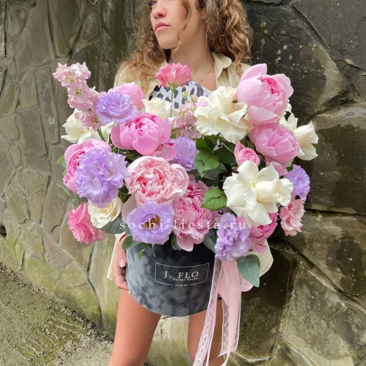 Дизайнерский цилиндр с пионами в Оренбурге