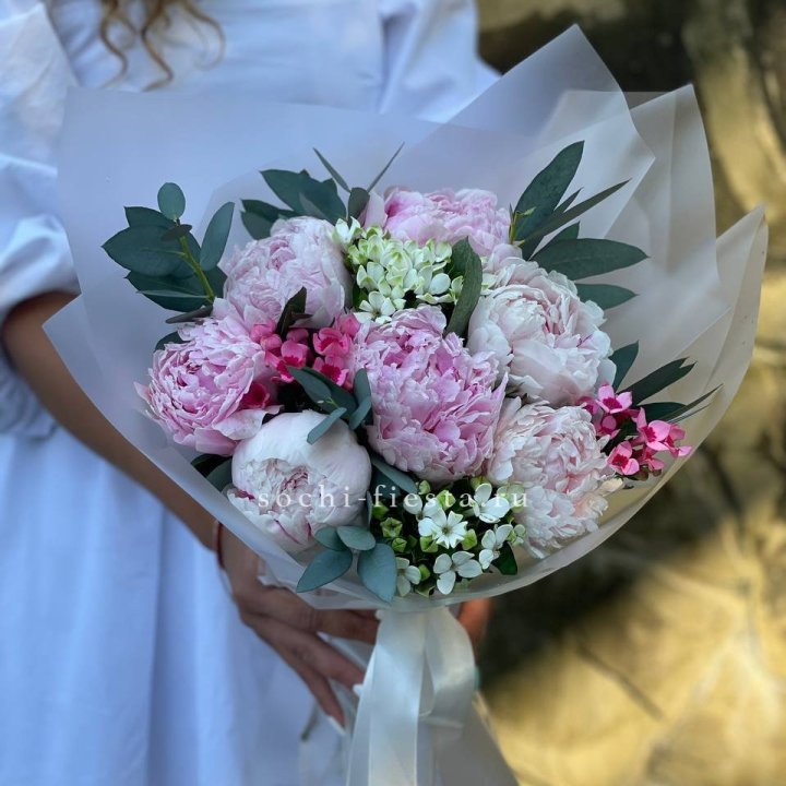 7 зефирных пионов с эвкалиптом в Оренбурге