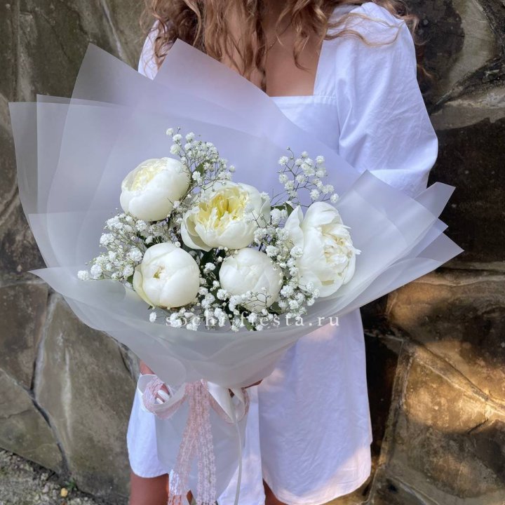 Букет белых пионов "Файв" в Оренбурге