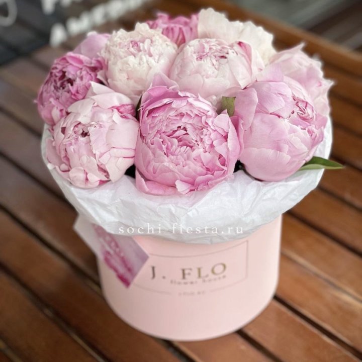 Цилиндр с пионами "Лилу" в Оренбурге