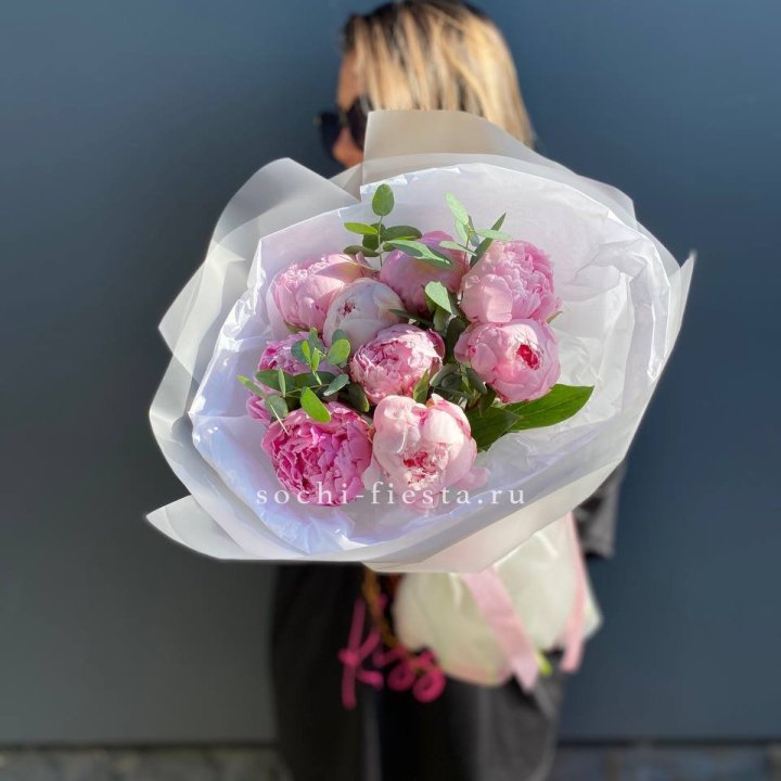 9 пионов с эвкалиптом в Оренбурге