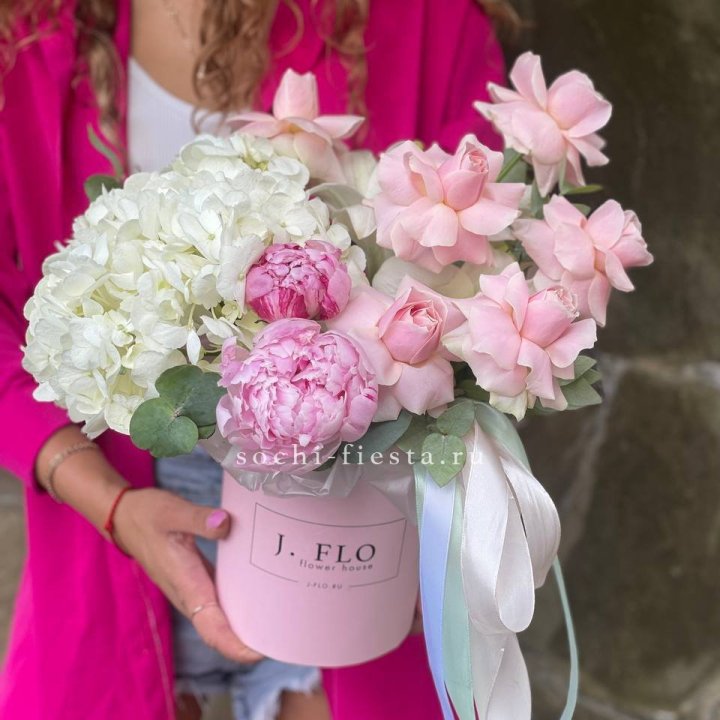 Цилиндр с пионами "Алисия" в Оренбурге