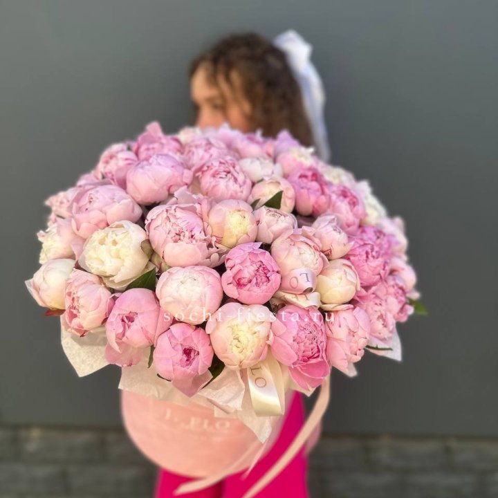 51 нежных пионов  в цилиндре в Оренбурге