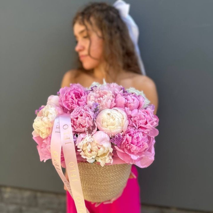 15 пионов в джутовом кашпо в Оренбурге