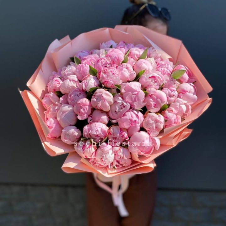 Нежный букет 51 пионов  в Оренбурге