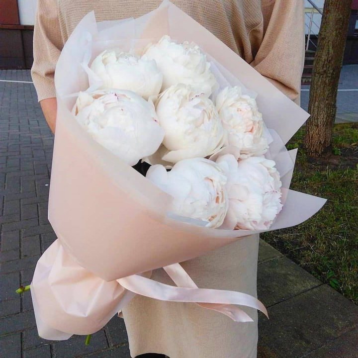 Букет белых пионов в Оренбурге