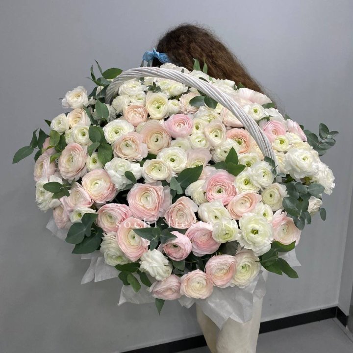 Ранункулюсы в корзине в Оренбурге