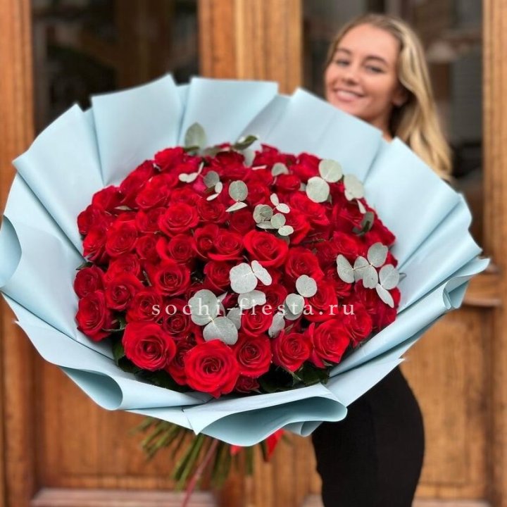 101 красная роза с эвкалиптом в Оренбурге