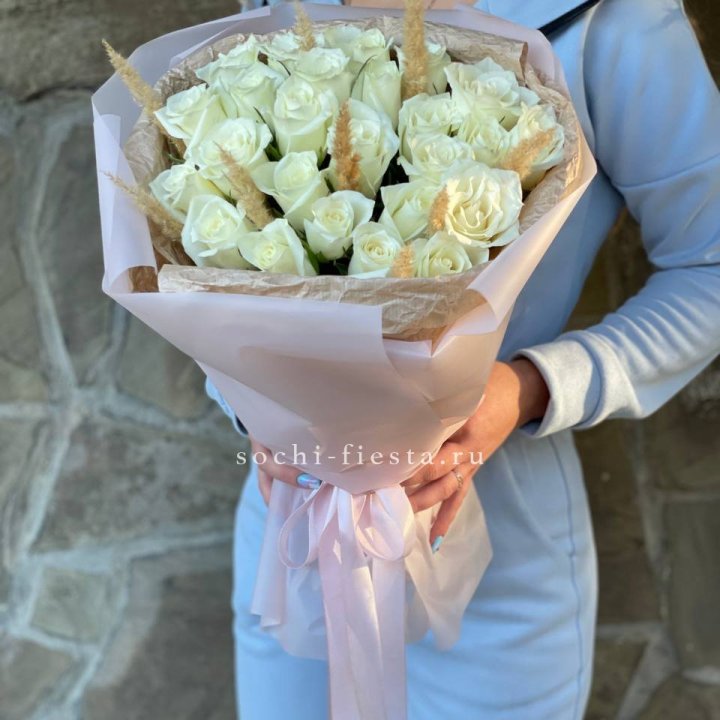 25 белых роз с сухоцветами в Оренбурге