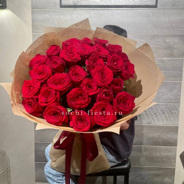 37 красных роз в крафте в Оренбурге