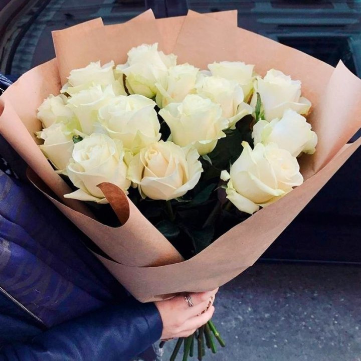 15 белых роз "Крафт" в Оренбурге