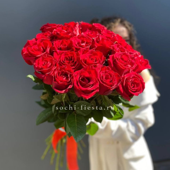 25 высоких красных роз в Оренбурге
