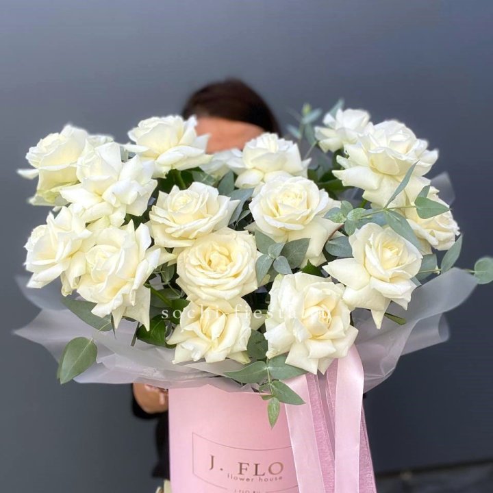 17 Французских белых роз в боксе в Оренбурге