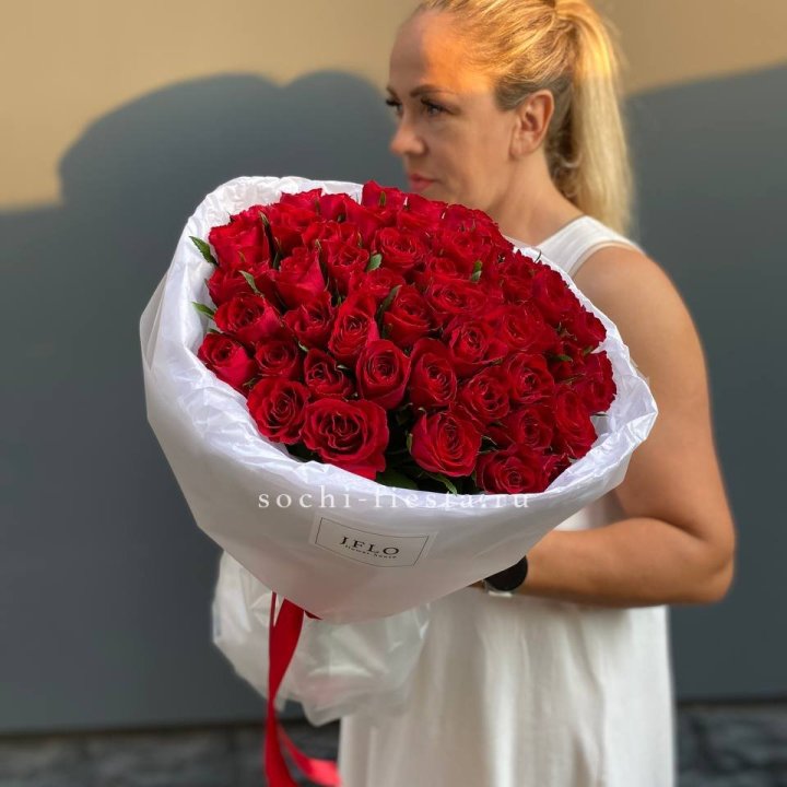 51 роза мадам ред в нежном оформлении в Оренбурге