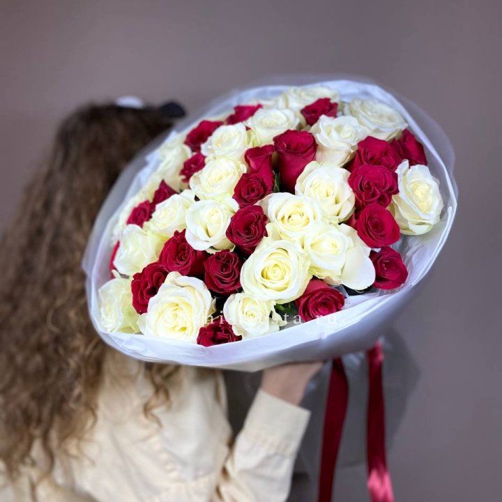 Букет из красных белых 45 роз в Оренбурге