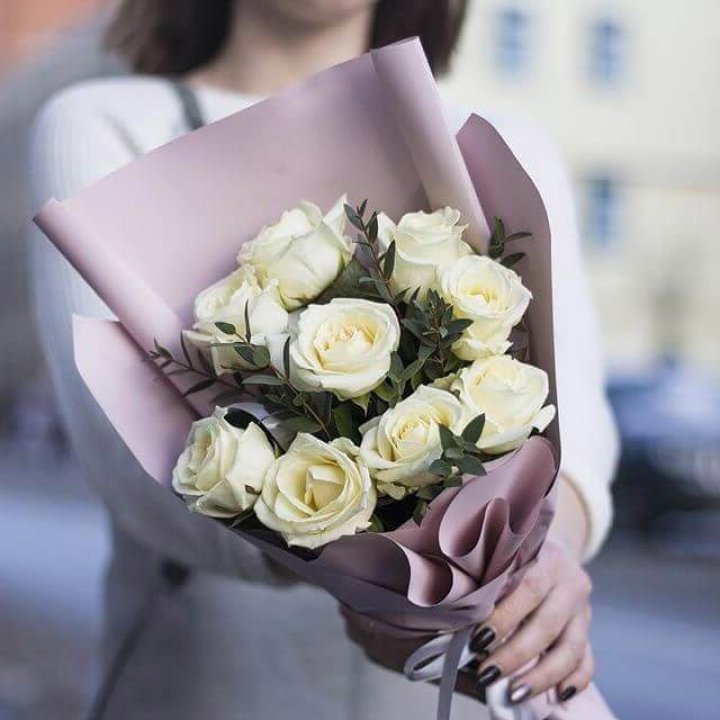 9 белых  роз "Минт" в Оренбурге