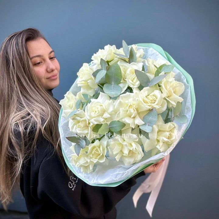 15 Белых французских роз "Ноте бьянка" в Оренбурге