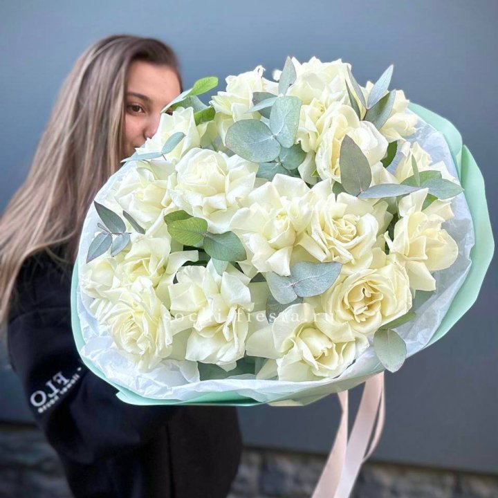 19 Белых французских роз "Ноте бьянке" в Оренбурге