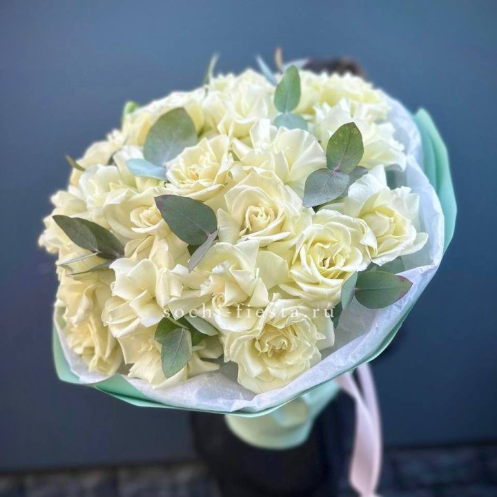 25 Белых французских роз "Ноте бьянка" в Оренбурге