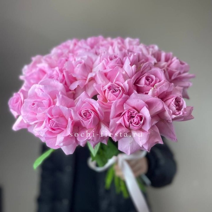 25 розовых французских роз в Оренбурге