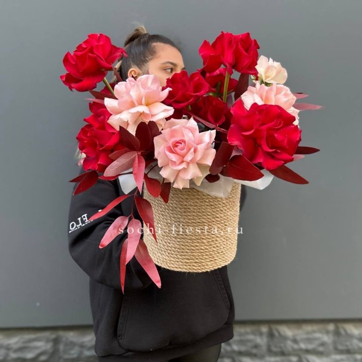 15 Французских роз в джутовом кашпо в Оренбурге