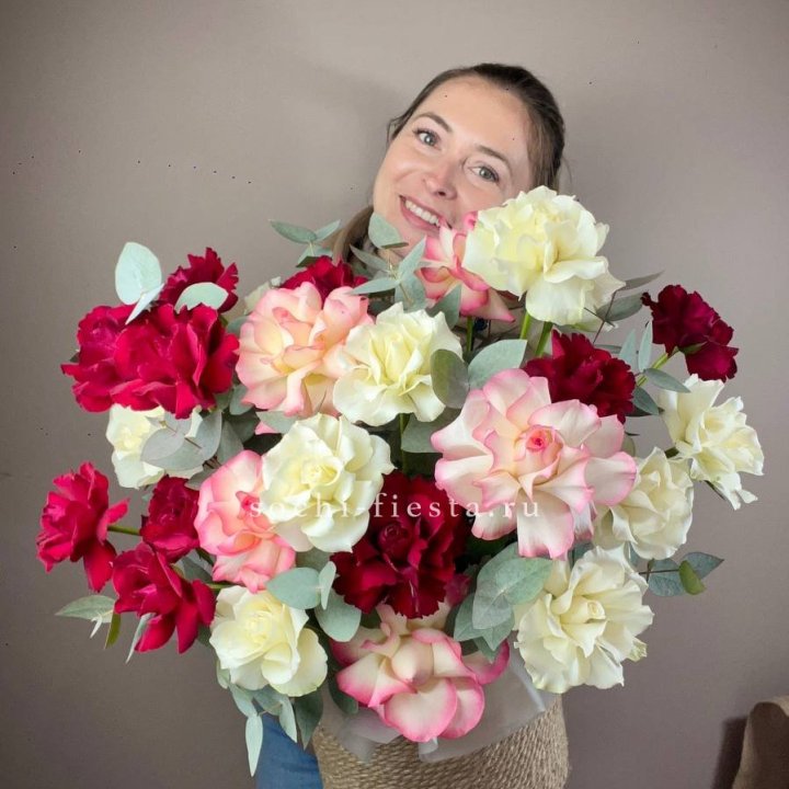 35 французских роз микс в джутовом боксе в Оренбурге