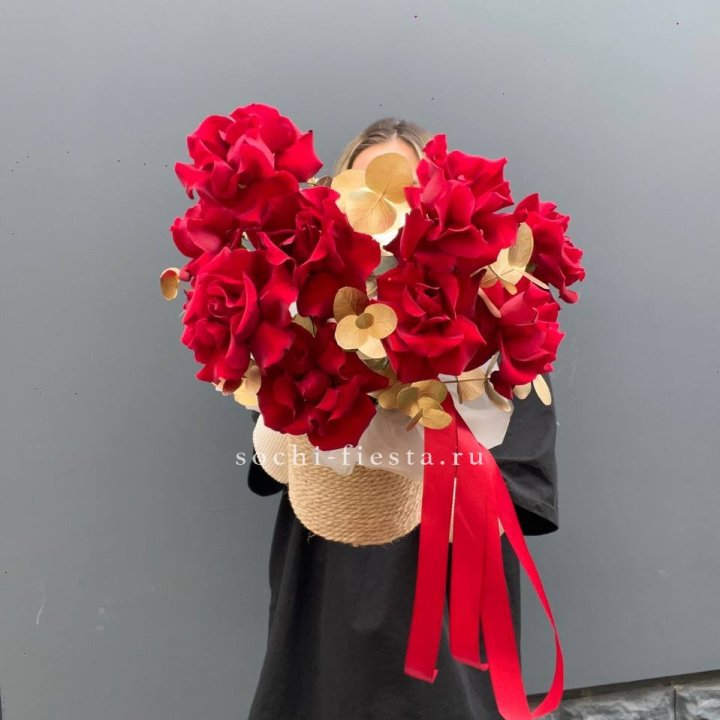 Красные французские розы в джутовом кашпо в Оренбурге