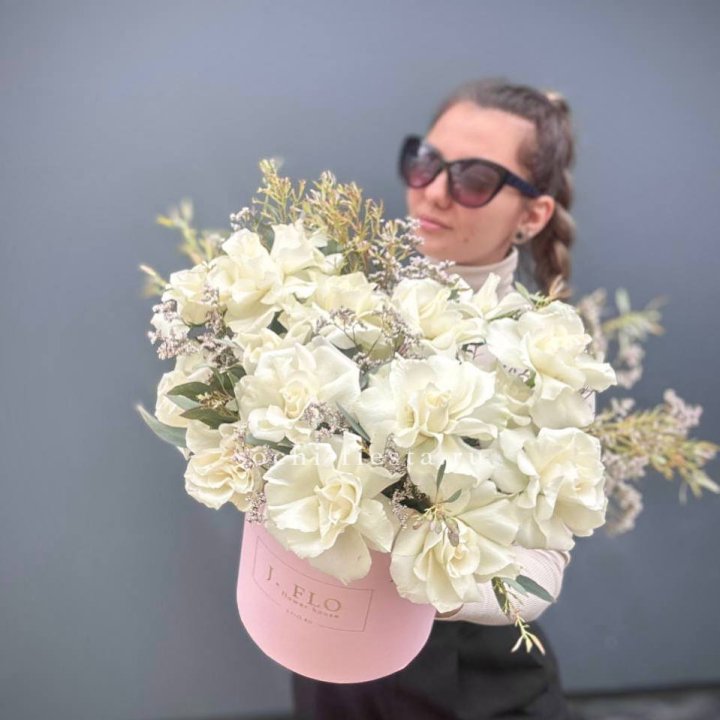 17 Французских белых роз в коробке Афина в Оренбурге